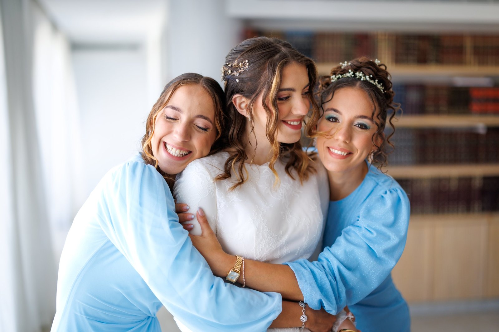 חיבוק לפני החתונה – הכלה והמלוות בתסרוקות תואמות