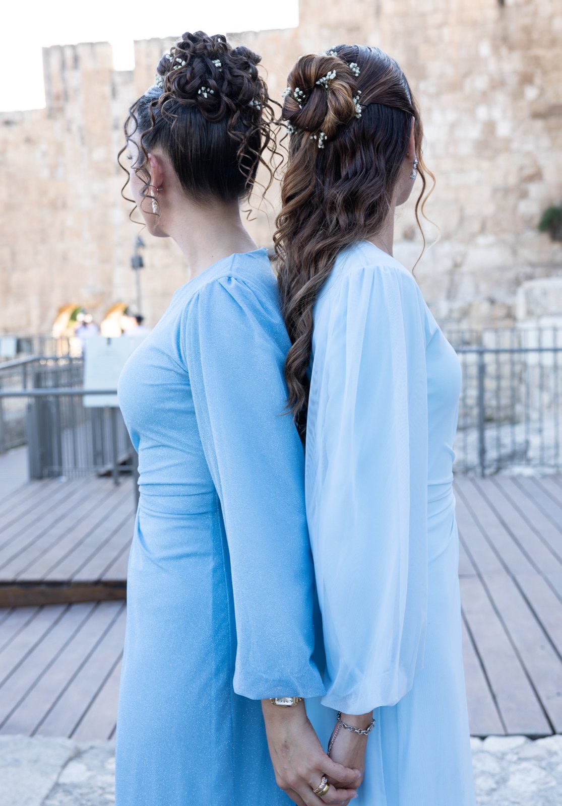 שתי מלוות גב אל גב – אסופה מתולתלת וקוקו גלים עם פרחי גיבסנית