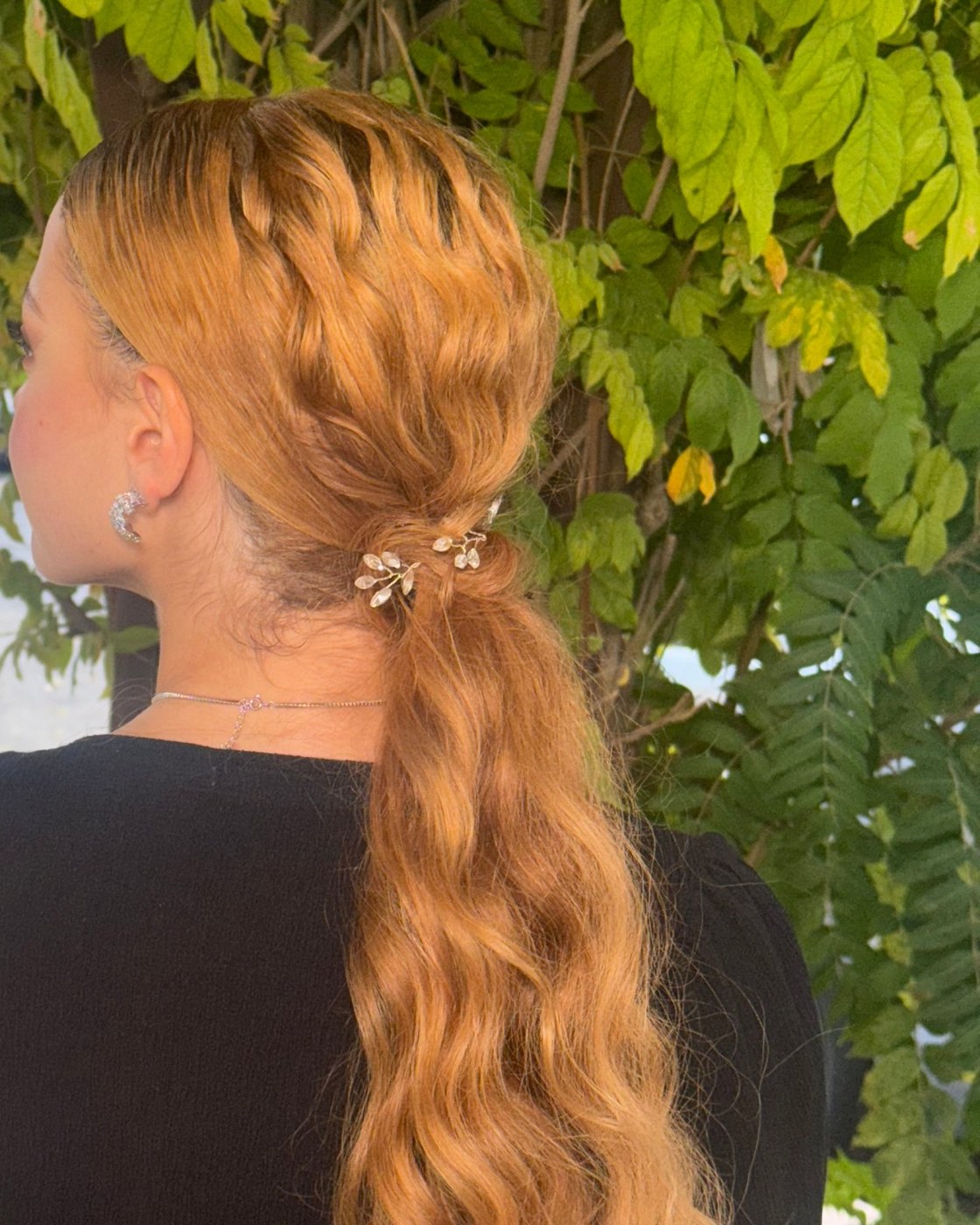קוקו נמוך בגלים רכים עם סיכות קריסטל עדינות, מבט מאחור